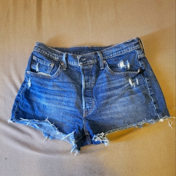 501 Levi cut-off shorts - Picture 2 of 5